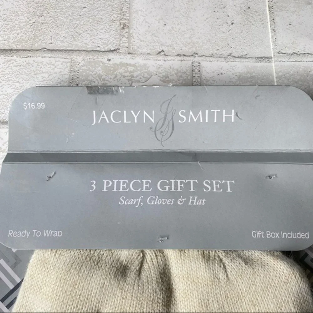 NWT Jaclyn Smith 3-Piece Animal Print Scarf, Hat and Gloves Gift Set‎